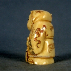 Нэцкэ Ребенок, держащий рыбу (кость, резьба)